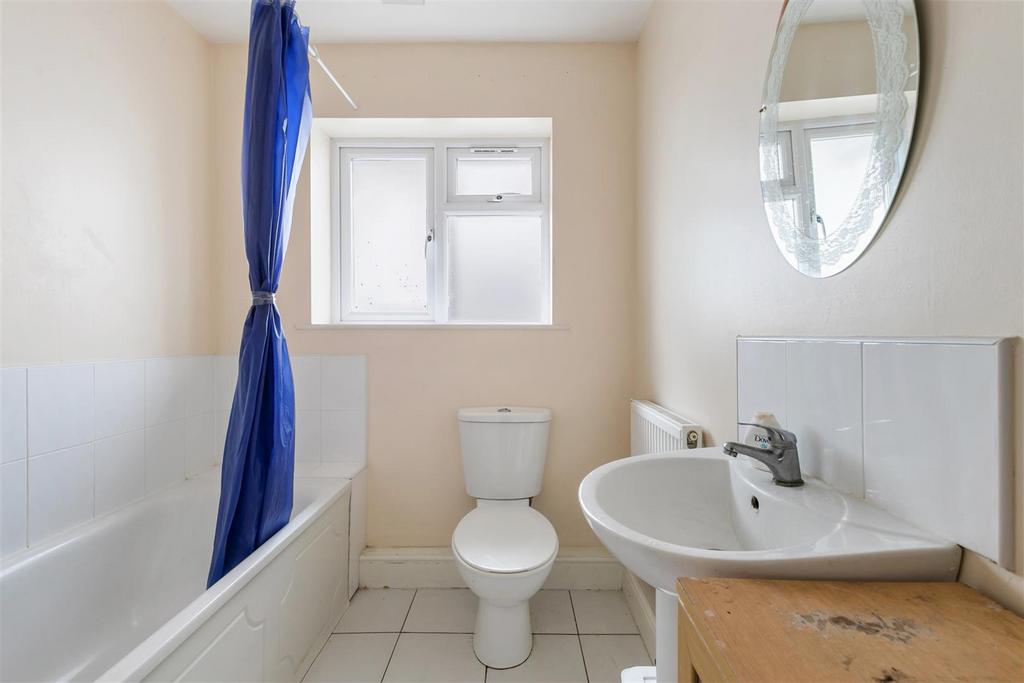 135 Victoria Road N9 9 BB-3.jpg