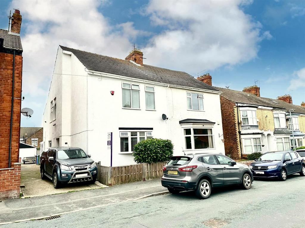 Carlton Avenue, Hornsea 5 bed semidetached house for sale £265,000