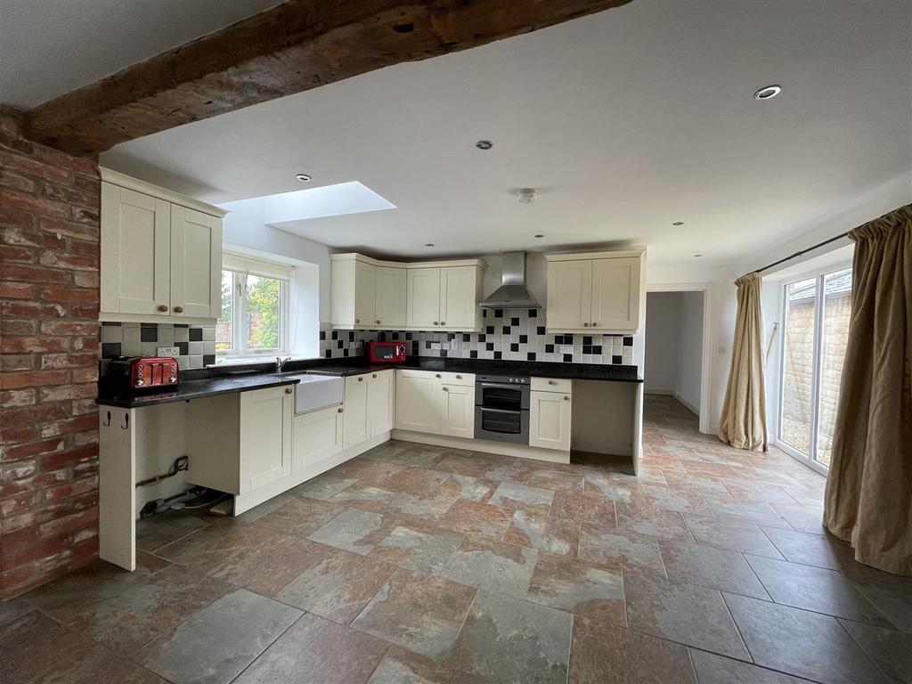 Kitchen (10).JPG