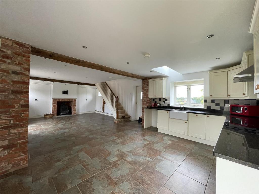 Kitchen (12).JPG