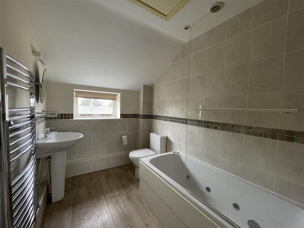 Bathroom (2).JPG