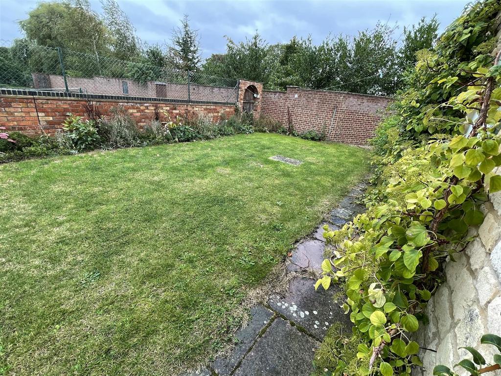 Rear Garden (3).JPG