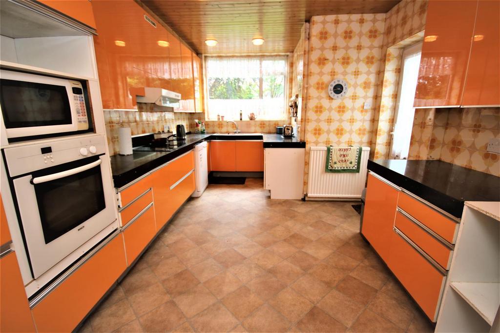 Fitted kitchen: