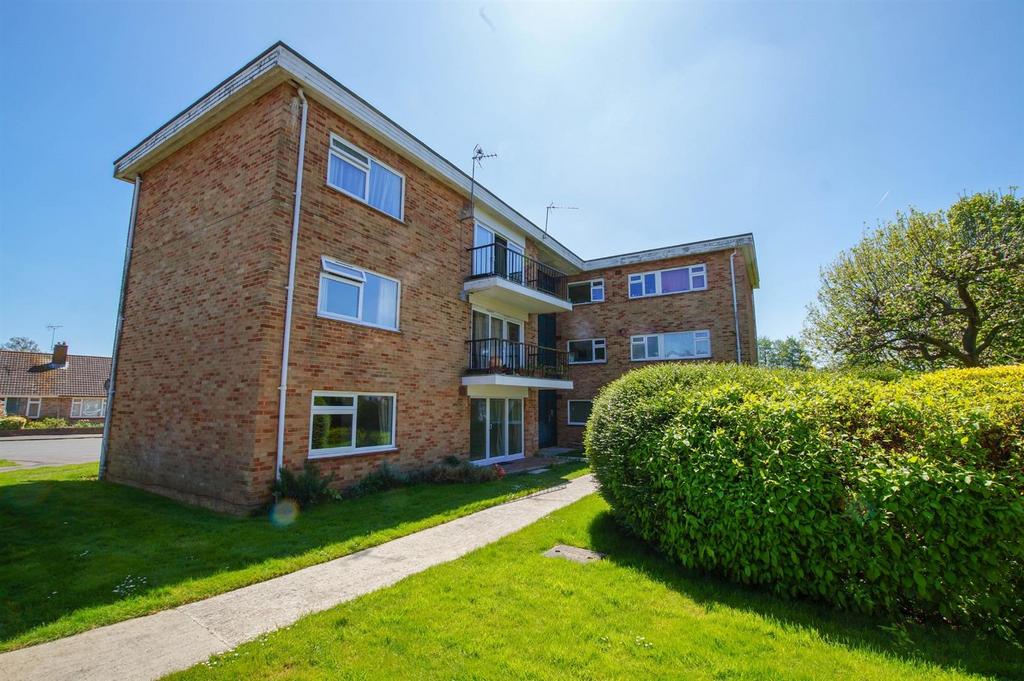 Hawthorn Close, Chichester 2 bed apartment £1,150 pcm (£265 pw)