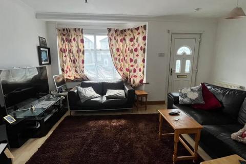 3 bedroom semi-detached house to rent, Craigwell Avenue, Feltham, TW13