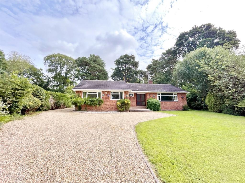 Daggons Road, Alderholt, Fordingbridge, Hampshire, SP6 3 bed bungalow