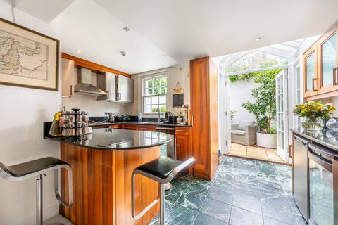 15 Farmer Street, London, W8 7SN