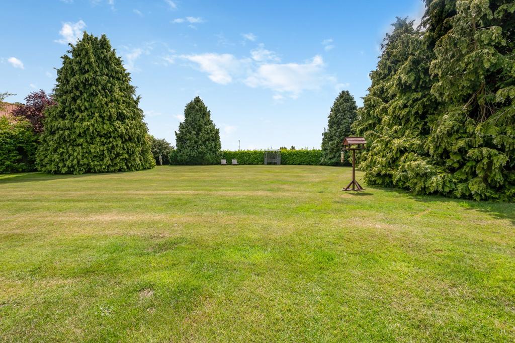 Yarmouth Road, Blofield, Norwich, Norfolk, NR13 5 bed detached house