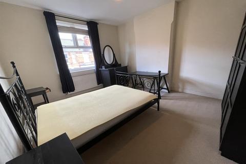 3 bedroom terraced house to rent, Laurie Avenue, Forest Fields, NG7 6PH