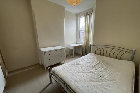 3 bedroom terraced house to rent, Laurie Avenue, Forest Fields, NG7 6PH