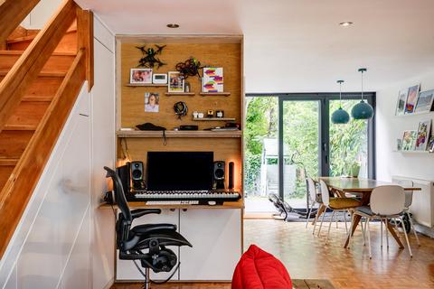 19 Shepherds Close, London, N6 5AG