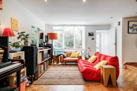 19 Shepherds Close, London, N6 5AG