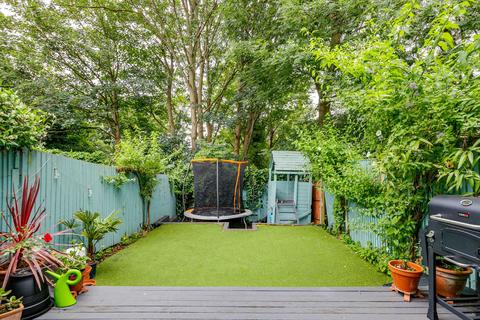 19 Shepherds Close, London, N6 5AG