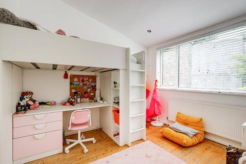 19 Shepherds Close, London, N6 5AG