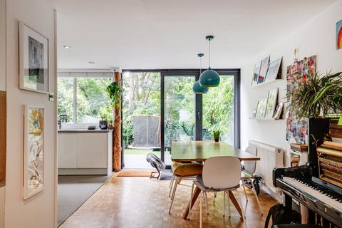 19 Shepherds Close, London, N6 5AG