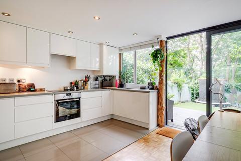 19 Shepherds Close, London, N6 5AG
