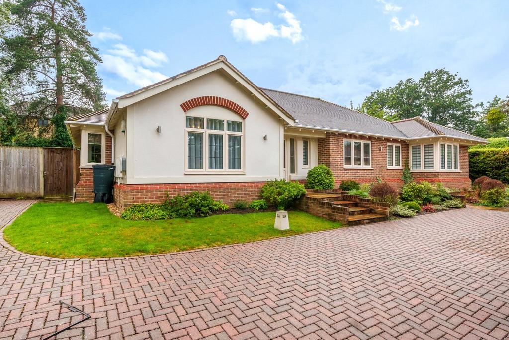Bell Lane, Fetcham, KT22 3 bed bungalow for sale £1,250,000
