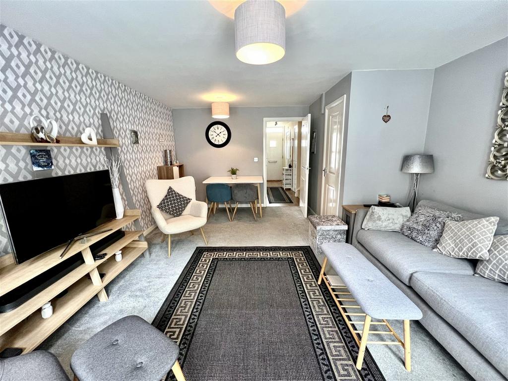 Horse Chestnut Close, Chesterfield, Derbyshire, S40 2FL 3 bed townhouse