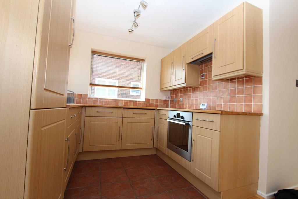 Langford Crescent, Benfleet 3 bed semidetached house £1,600 pcm (£