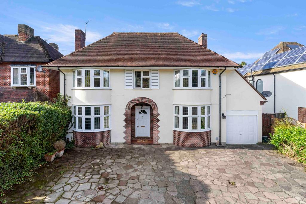 Manor Road South, Esher, KT10 4 bed detached house - £3,800 pcm (£877 pw)