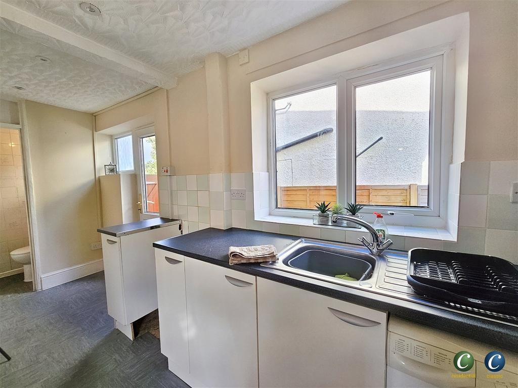 Queensway, Rugeley, WS15 1NN 3 bed semidetached house £150,000