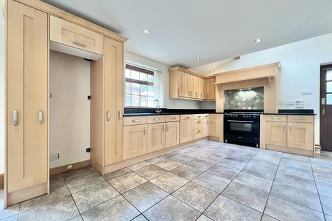 4 bedroom detached house to rent, Aberford Road, Stanley