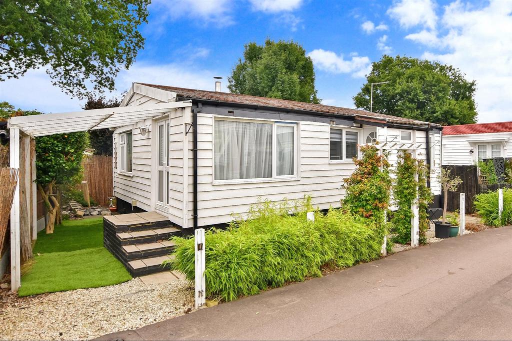 Lippitts Hill, Loughton, Essex 2 bed park home £210,000