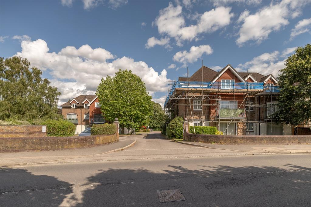 Ladbroke Road, Redhill, Surrey, RH1 1 bed flat for sale £215,000