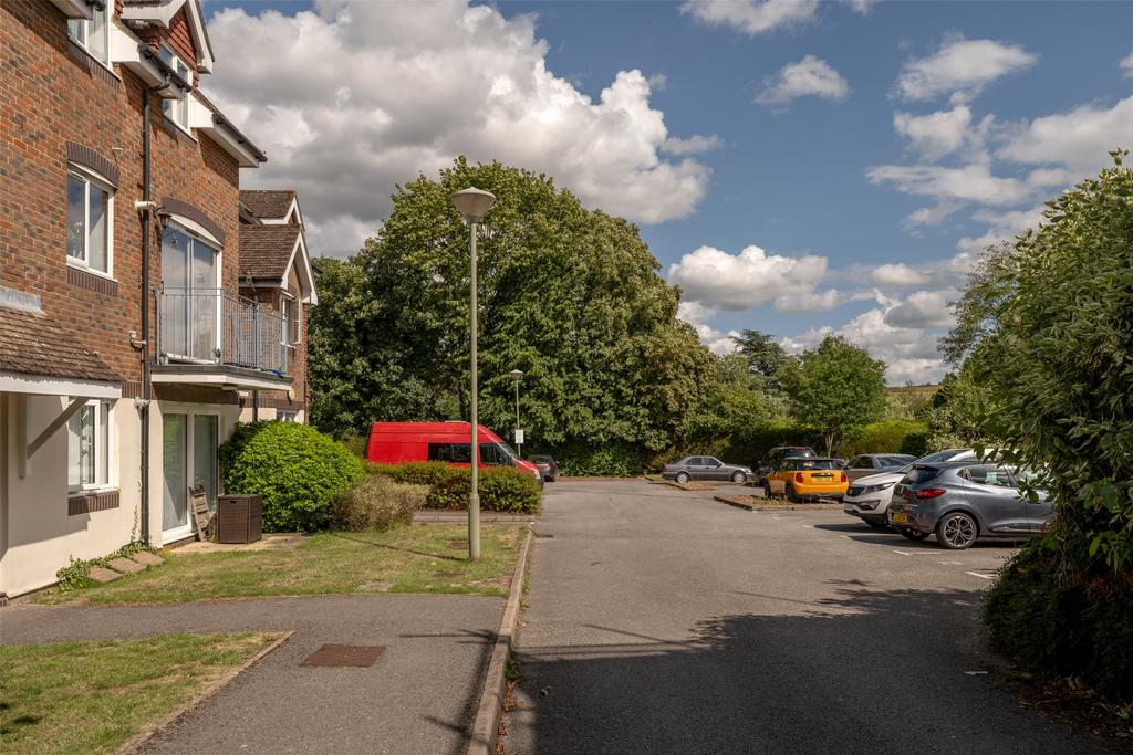 Ladbroke Road, Redhill, Surrey, RH1 1 bed flat for sale £215,000