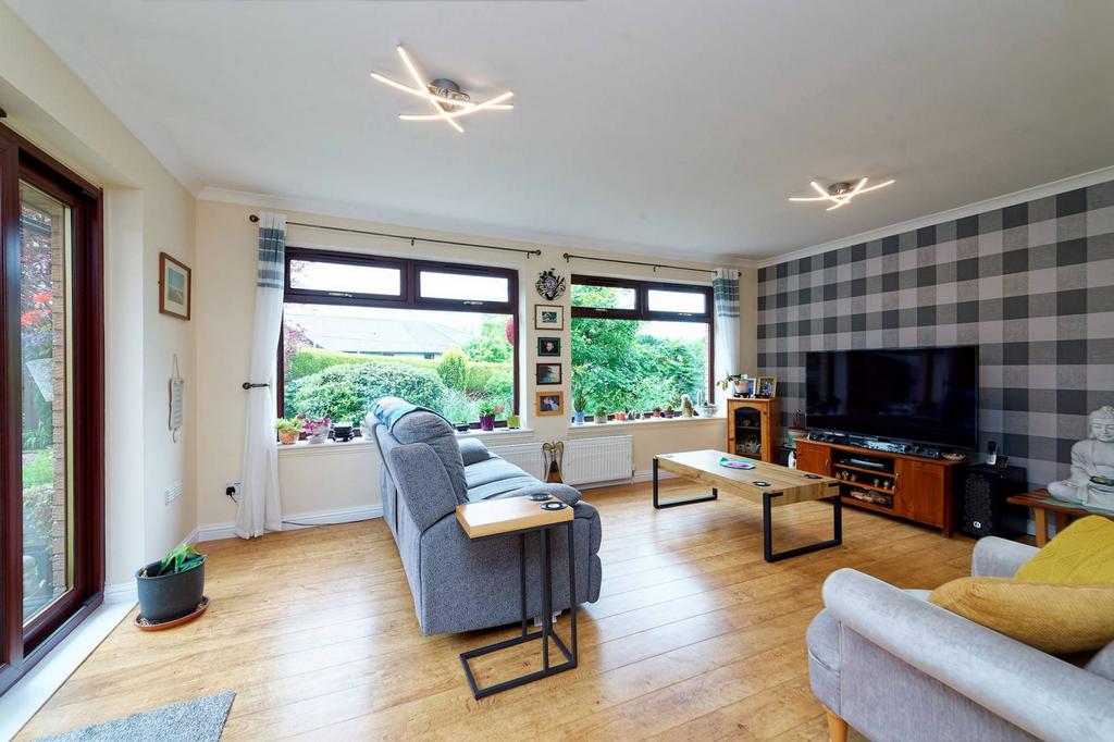 7 Castle Court, Castlecary, G68 0JL 3 bed bungalow for sale £250,000