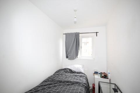 2 bedroom flat to rent, Kestrel Close, London, NW10