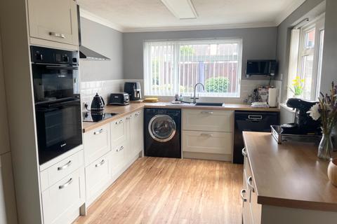 3 bedroom semi-detached house for sale - Depedene Close, Holbury, Southampton, Hampshire, SO45
