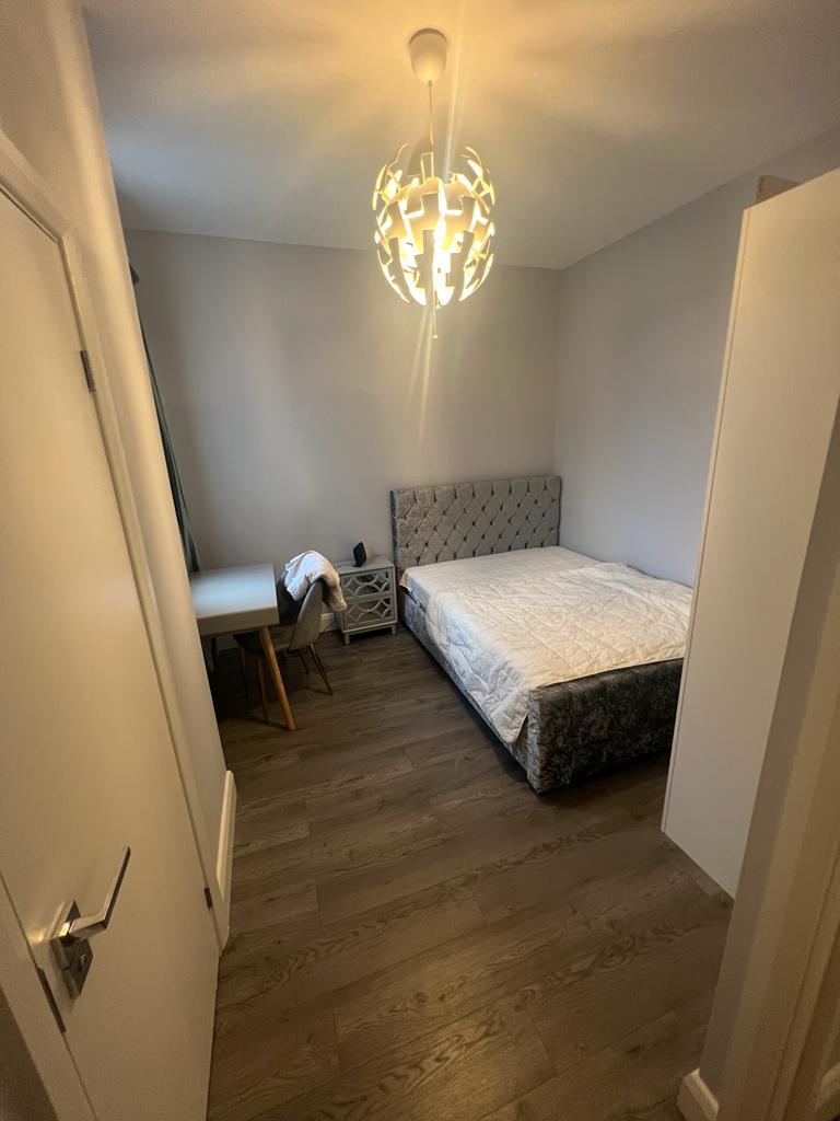 A Single Room to let on Snakes Lane East