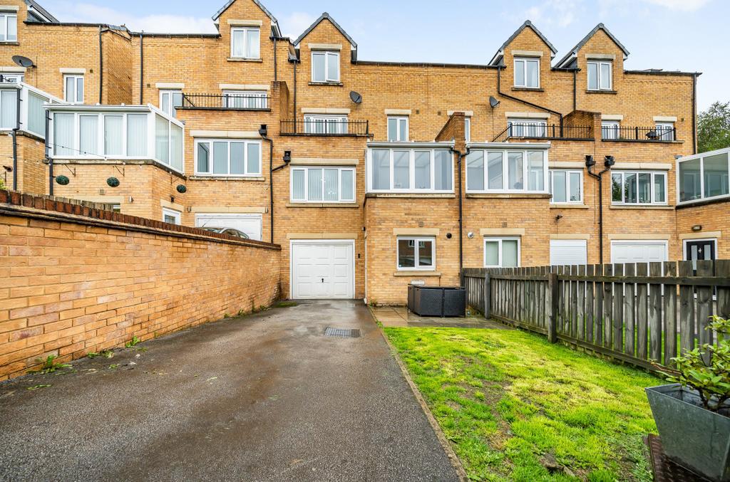 Post Hill Gardens, Pudsey, West Yorkshire, LS28 4 bed terraced house