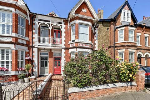 11 Cecil Park, Herne Bay, CT6 6DL