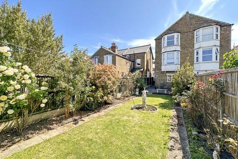 11 Cecil Park, Herne Bay, CT6 6DL