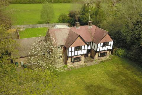 4 bedroom detached house for sale, Storrington - village location