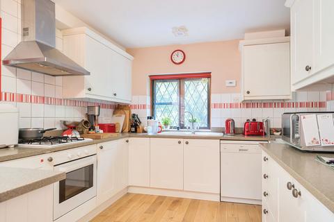 4 bedroom detached house for sale, Storrington - village location