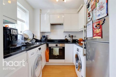 2 bedroom flat to rent, Autumn Drive, Sutton