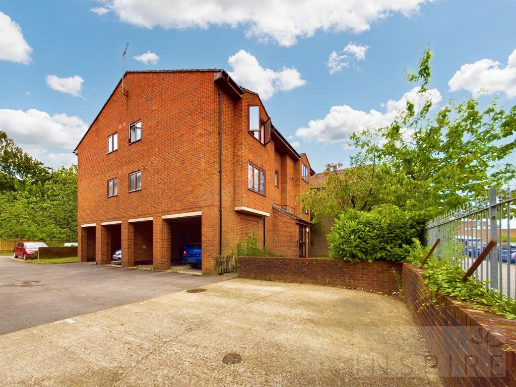Osbourne Court Broadfield Barton, Crawley RH11 Studio for sale £140,000