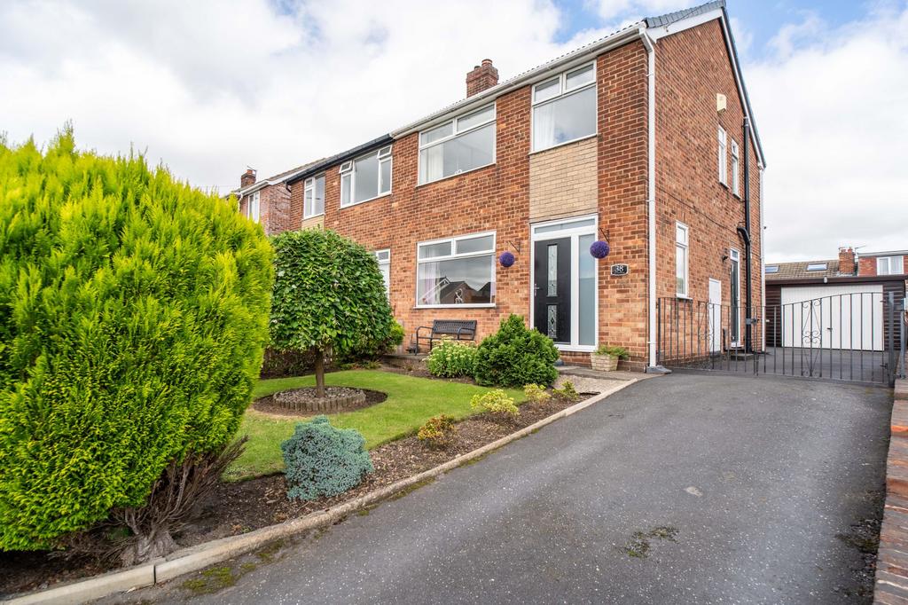 Pennine Road, Dewsbury, WF12 3 bed semidetached house £220,000