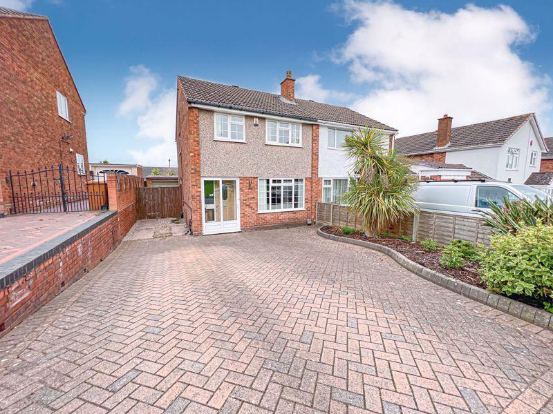 Aldridge Road, Streetly, Sutton Coldfield, B74 3TT 3 bed semidetached