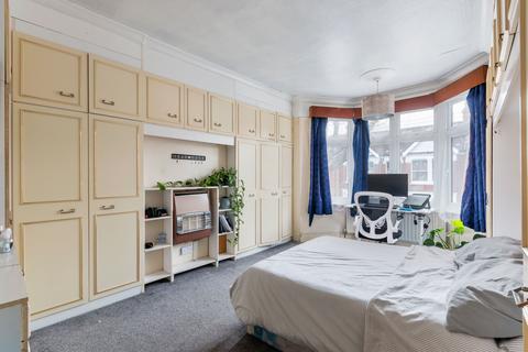 3 bedroom terraced house to rent, Badminton Road, London, SW12