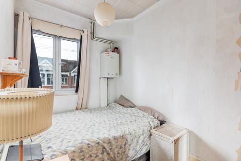 3 bedroom terraced house to rent, Badminton Road, London, SW12