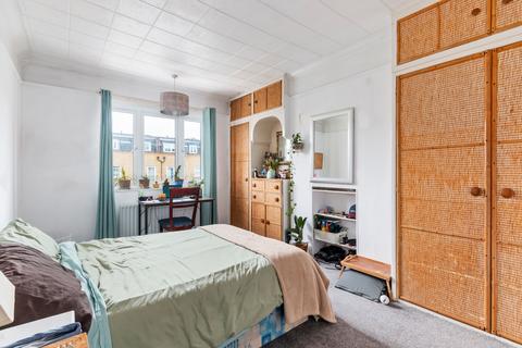 3 bedroom terraced house to rent, Badminton Road, London, SW12