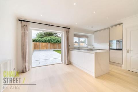 7 Kenway, Rainham, RM13 9PY