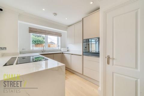 7 Kenway, Rainham, RM13 9PY