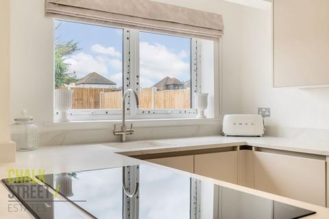 7 Kenway, Rainham, RM13 9PY