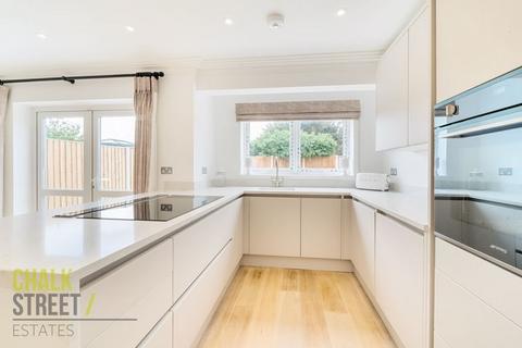 7 Kenway, Rainham, RM13 9PY