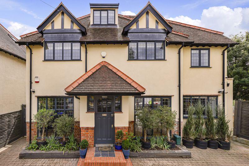 Riversdale Road, Thames Ditton, KT7 6 bed detached house £4,990 pcm